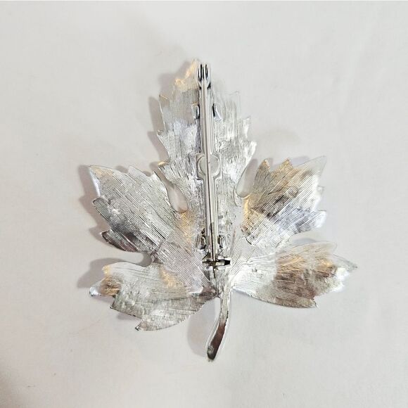 Vintage Textured Silver Tone Rhinestone Polished Sugar Maple Leaf Brooch Pin - Picture 5 of 7